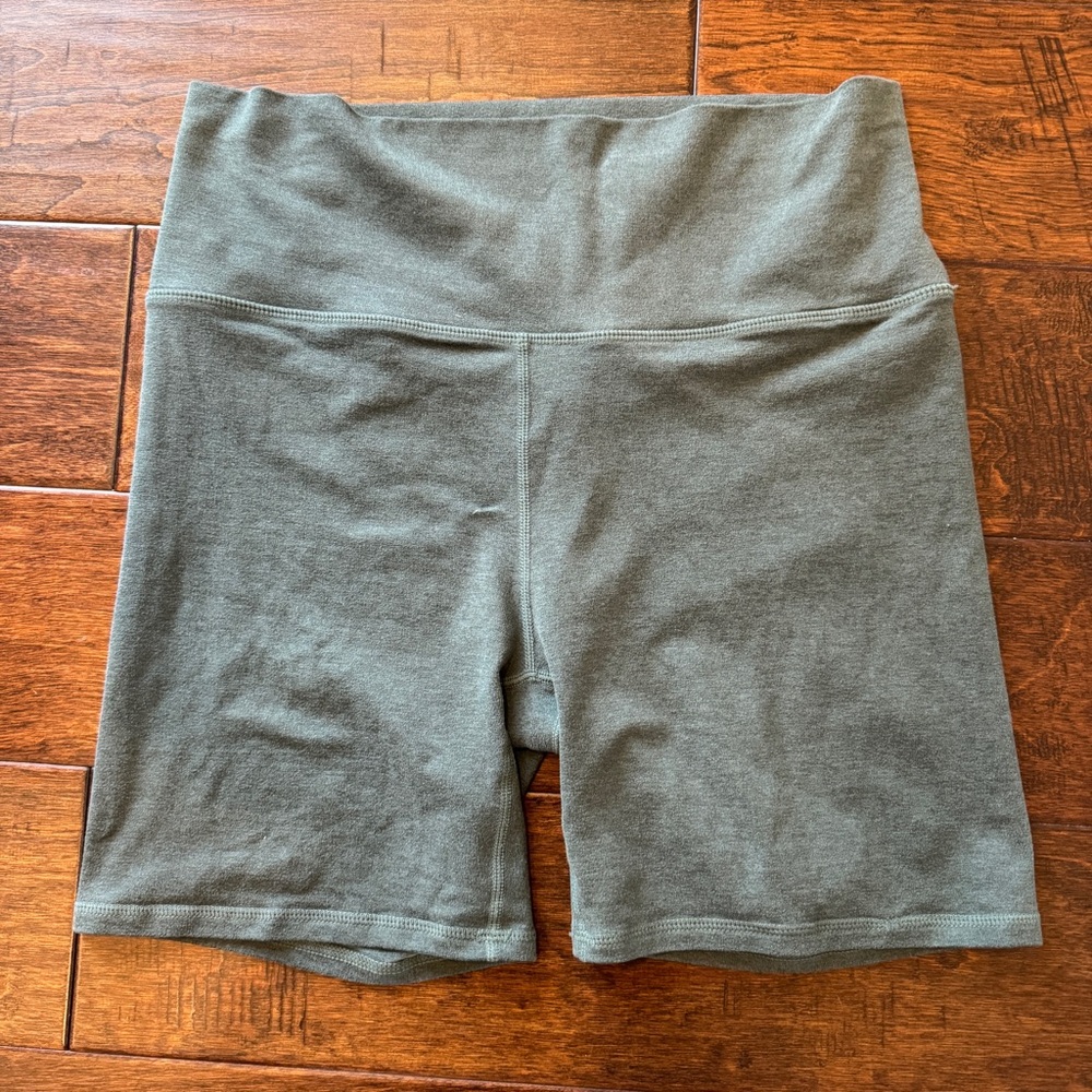 VUORI Clean Elevation Shorty Zipper‎ is BROKEN! See pics for size green